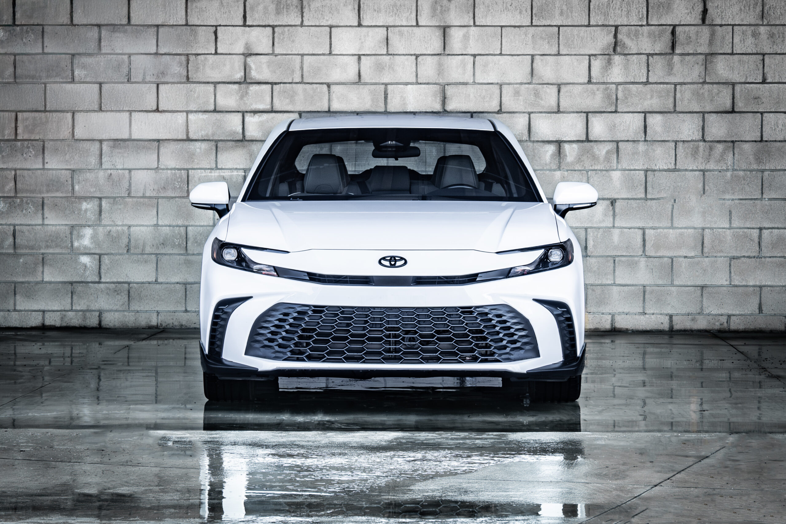 Toyota Camry Hybrid - Image 2
