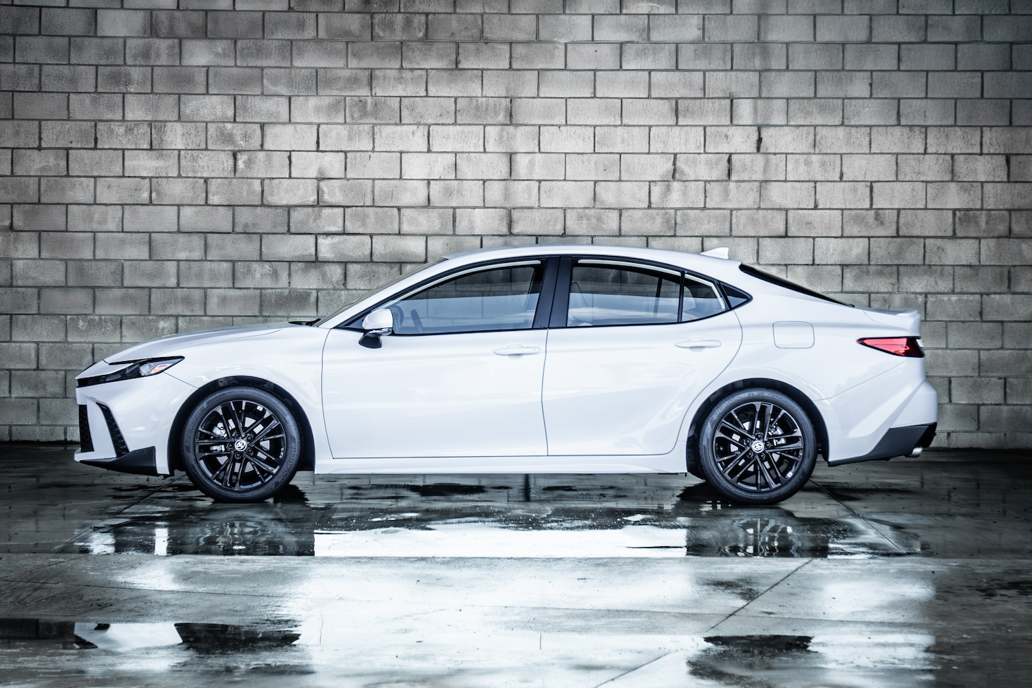 Toyota Camry Hybrid - Image 3